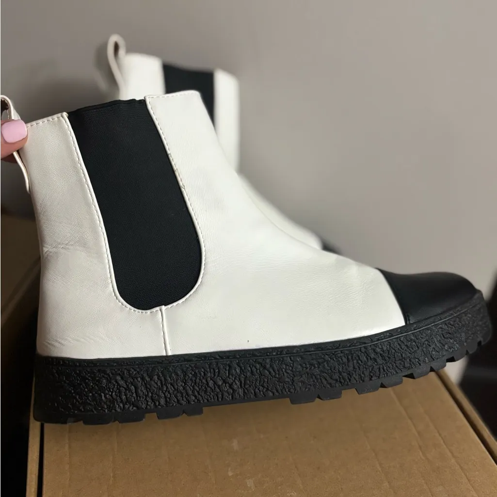 Journee Collection Women's Jenie Round Toe Flat Chelsea Booties - Image 4