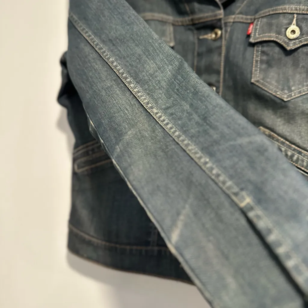Vintage Y2K Womens Sz: L Levi’s Dark Wash Denim Trucker Jacket. - Image 10
