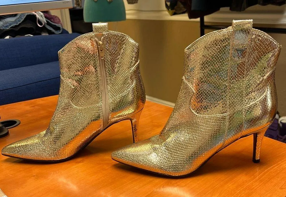 Guess Women’s Metallic Embossed Snakeskin Pointed Toe Heeled Ankle Boots Size 9M - Image 6