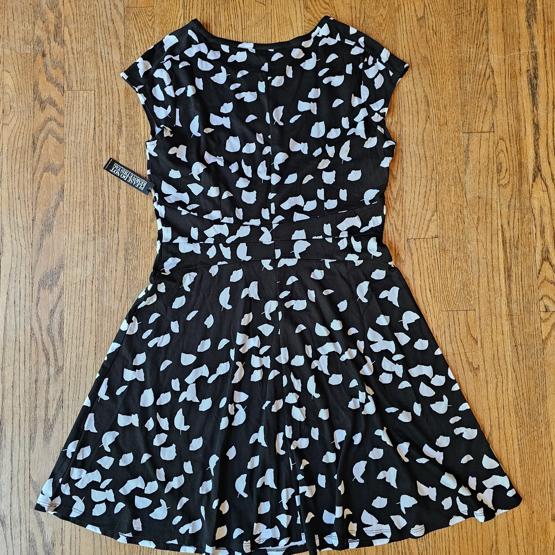 NWT! New York & Company Black and White Dress Size Size L - Image 5