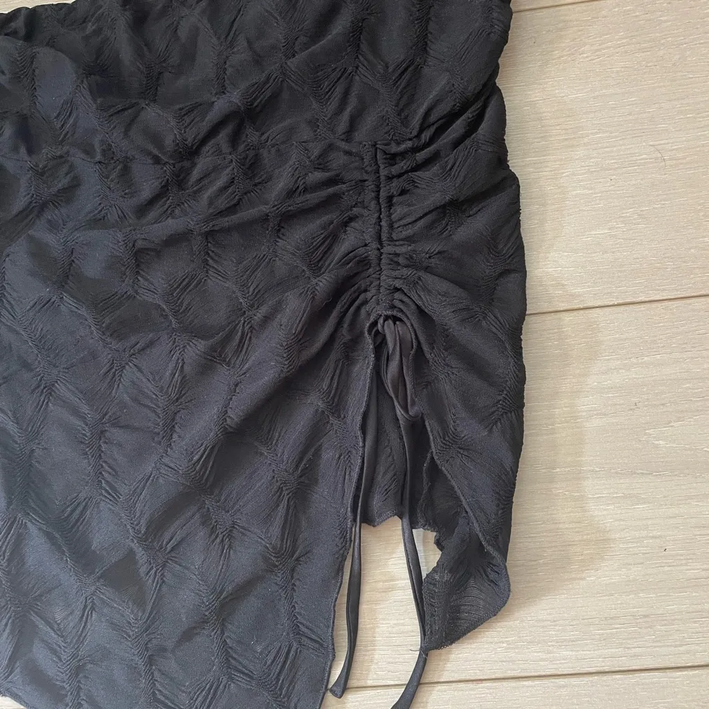 Silence + Noise Asymmetrical Ruched Skirt Black Size L Urban Outfitters Texture - Image 2