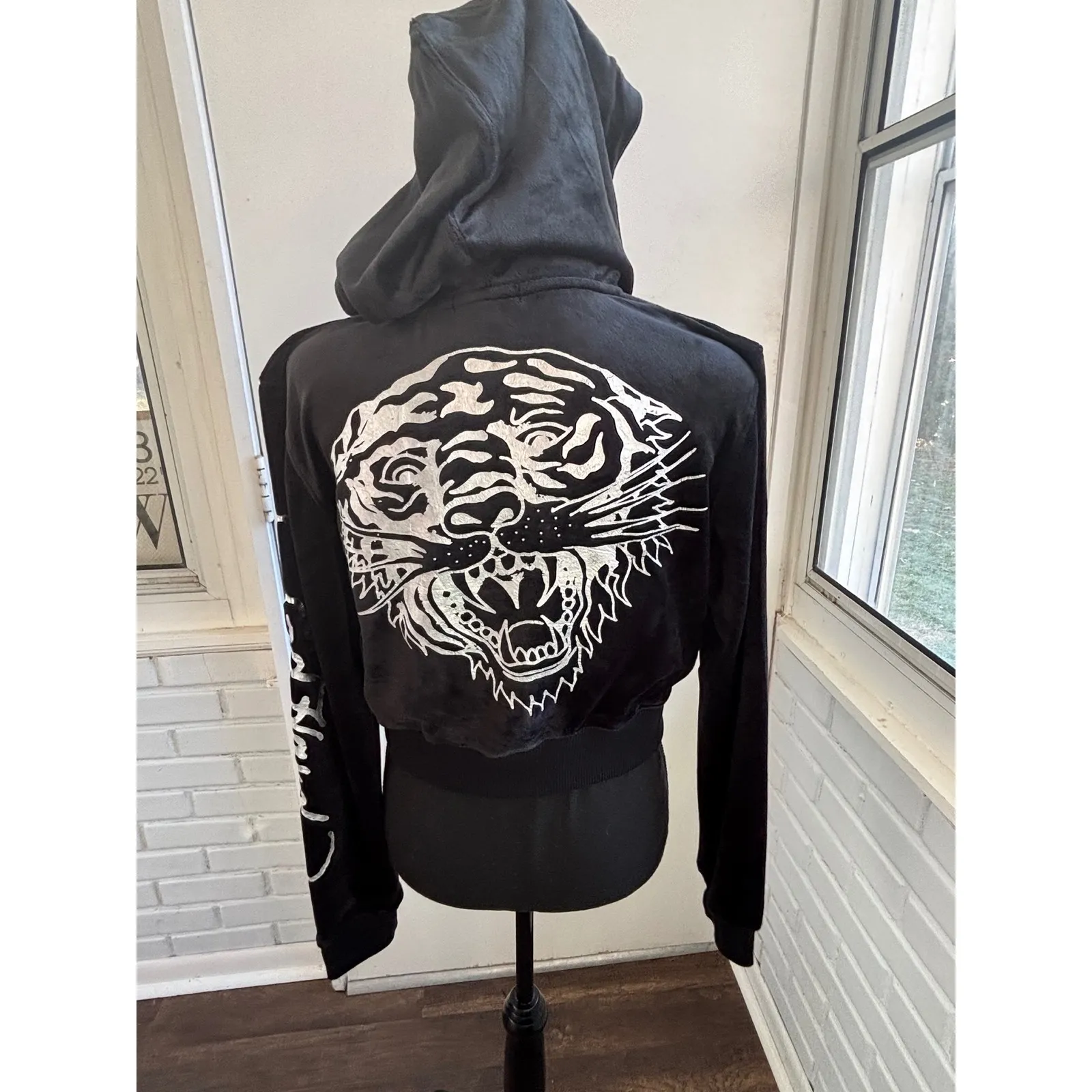 Ed Hardy NWT Silver Tiger Velour Zip Up Hoodie Large Rhinestone Y2K athleisure - Image 4
