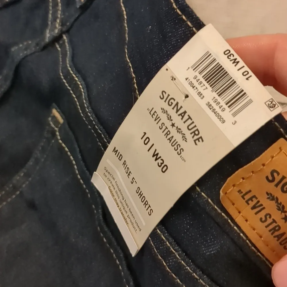 Levi's  signature mid rise cuffed shorts size 10 - Image 5