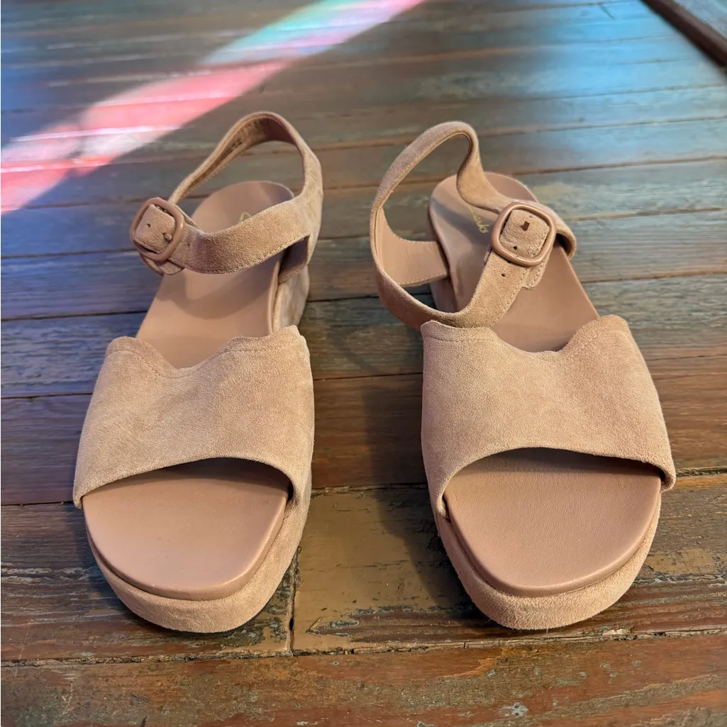 Clark’s Kimmei Way Platform Scalloped Buckle Sandals in Blush Suede Sz 10 🧡🍄 - Image 4