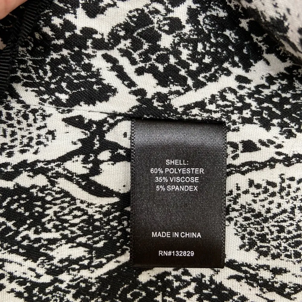 Revolve Jamie Top. Size XS. Black and white snake print - Image 7