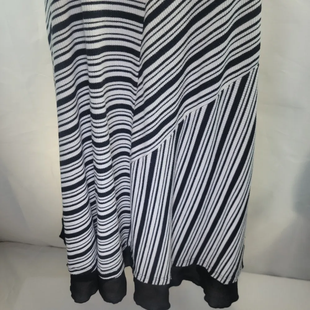 NuLabel striped scoop neck long tank top size small Black - Image 2