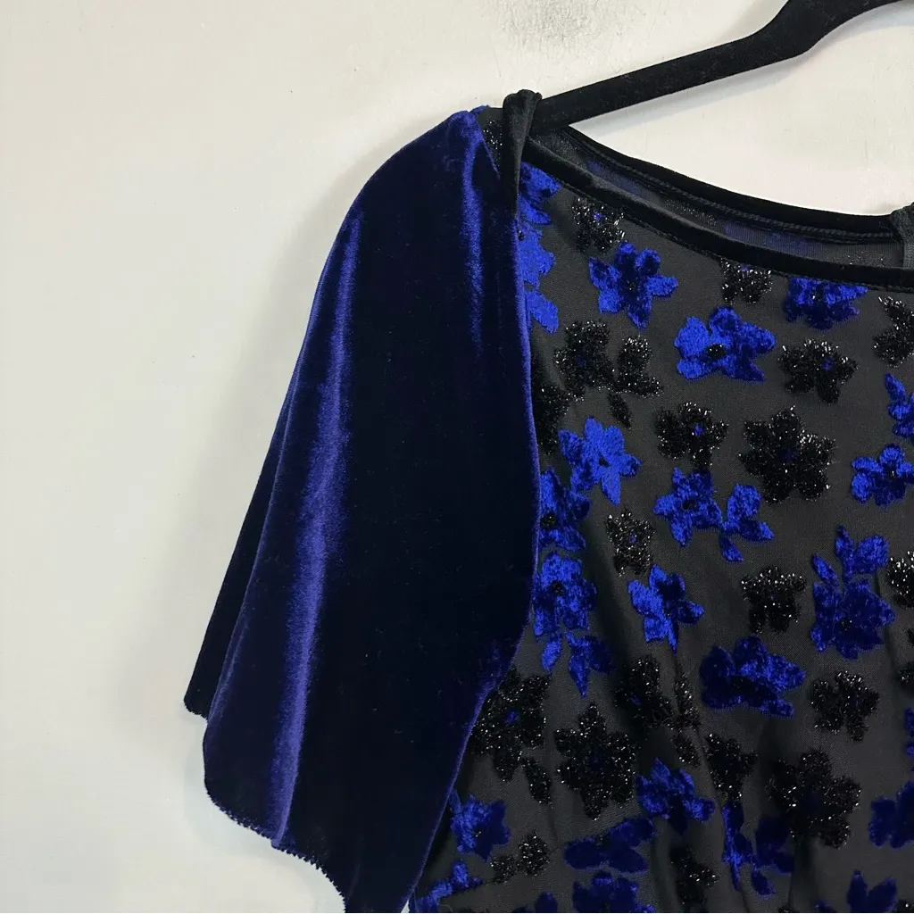 T Tahari | Blue and Black Velvet Floral Shimmery Dress Size Small - Image 3