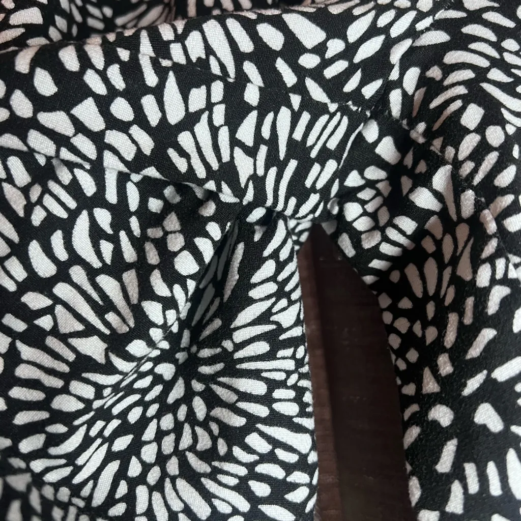 DKNY Black and White Abstract Pattern Women's Pajama Pants Size Medium - Image 7