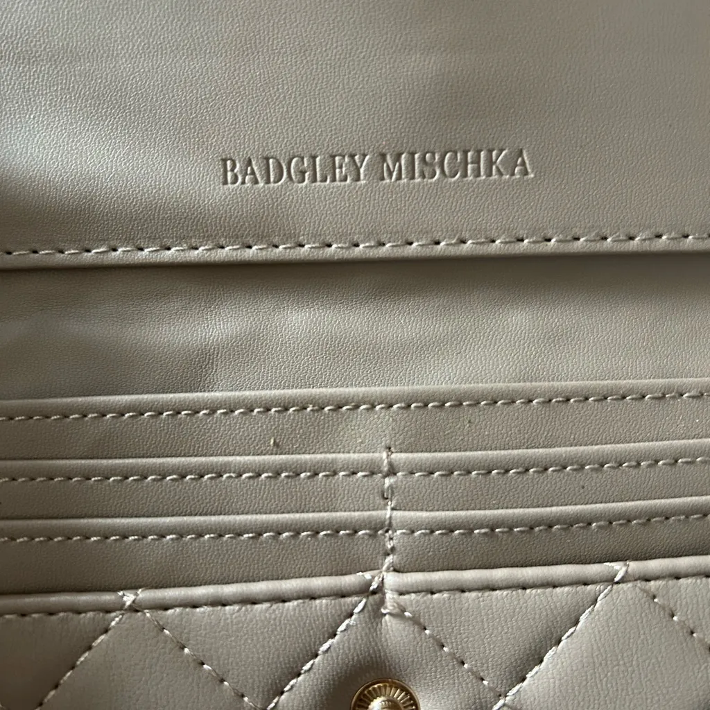NWT Badgley Mischka Cream Quilted Wallet with Elegant Design Retail $49 - Image 4