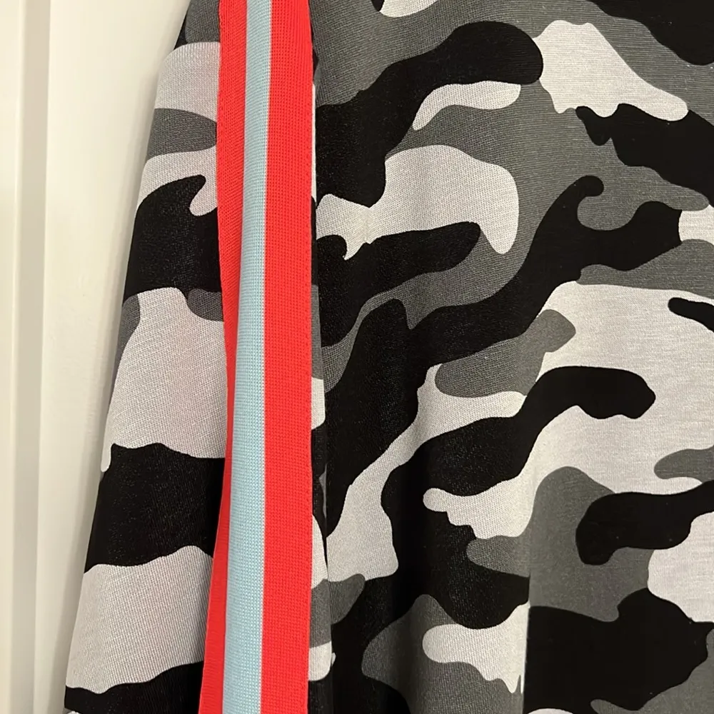 BB DAKOTA Off Duty Camo Sweatshirt - Image 4