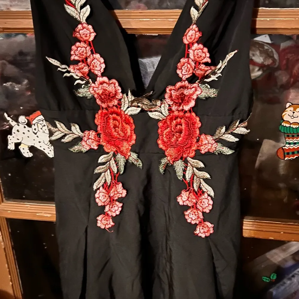 Black embroidered low cut in the front and back. Size small. Shein. Never worn - Image 3