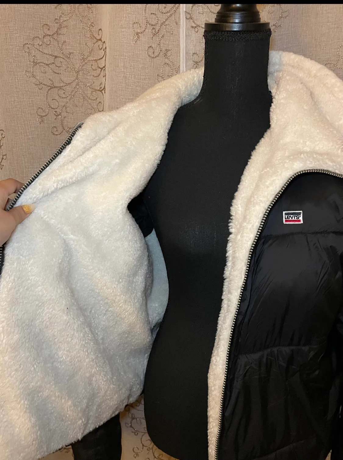 Levi’s womens Sherpa lined black puffer jacket - Image 4