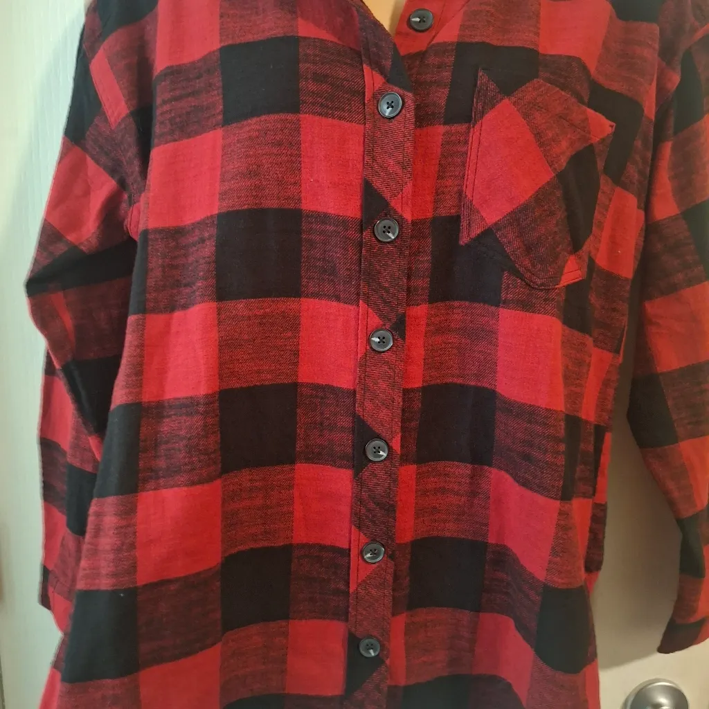 Maurices NWOT XL Red and Black Plaid Button-Up Shirt - Image 9