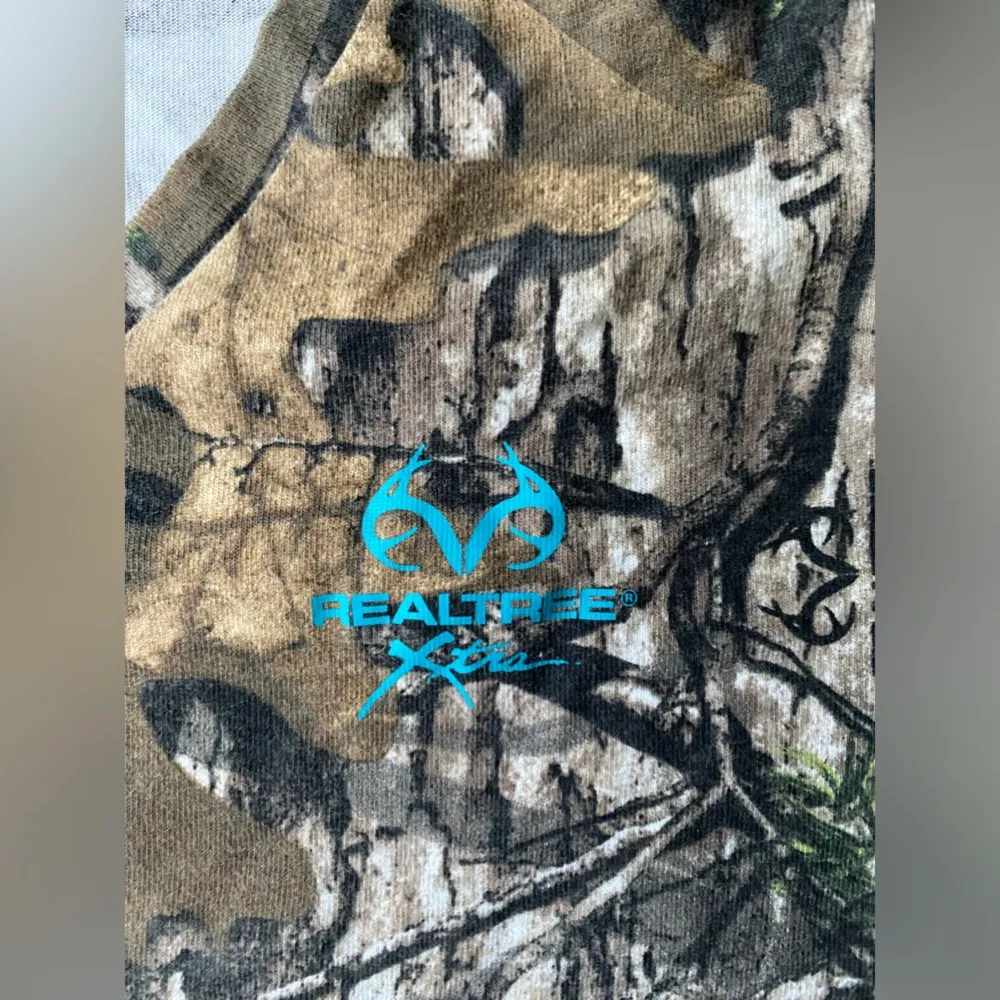 Realtree women’s v-neck brown camo short sleeve t-shirt, size XXL - Image 4