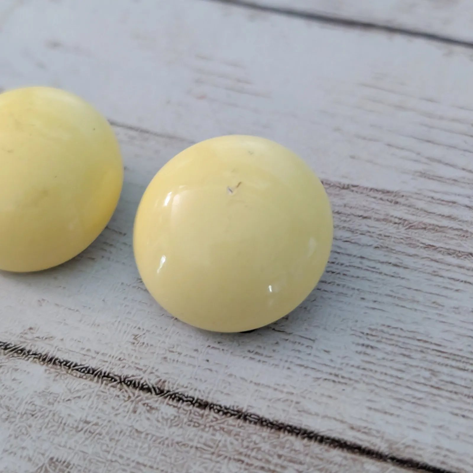 Vintage Clip On Earrings Light Yellow / Pastel Yellow Retro - Image 4