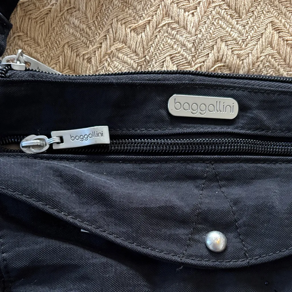 Baggallini Sleek Black Crossbody Bag - Image 3