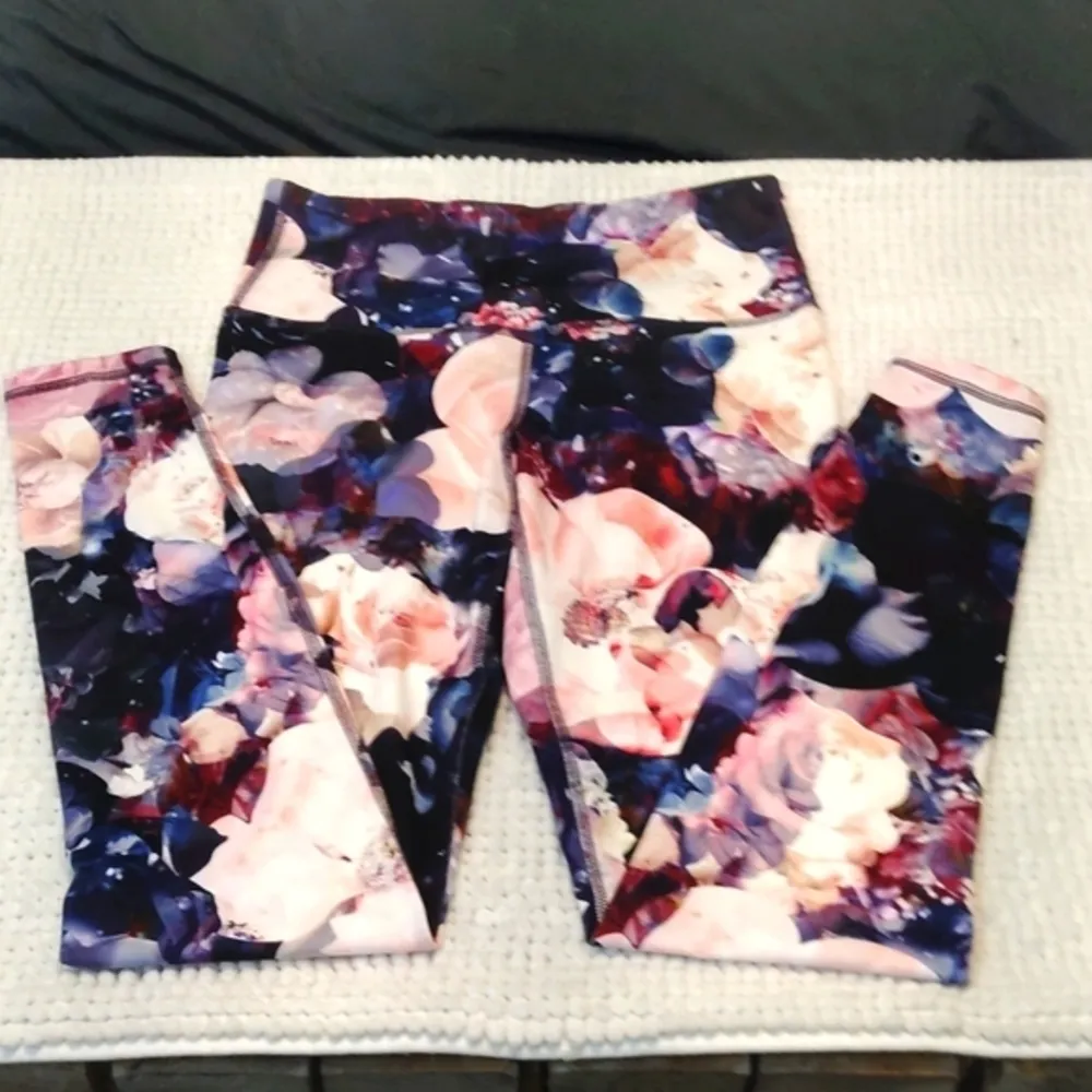 Old Navy Active Floral Purple Pink Wide Waist Band Leggings Size Med EUC #4237 - Image 2