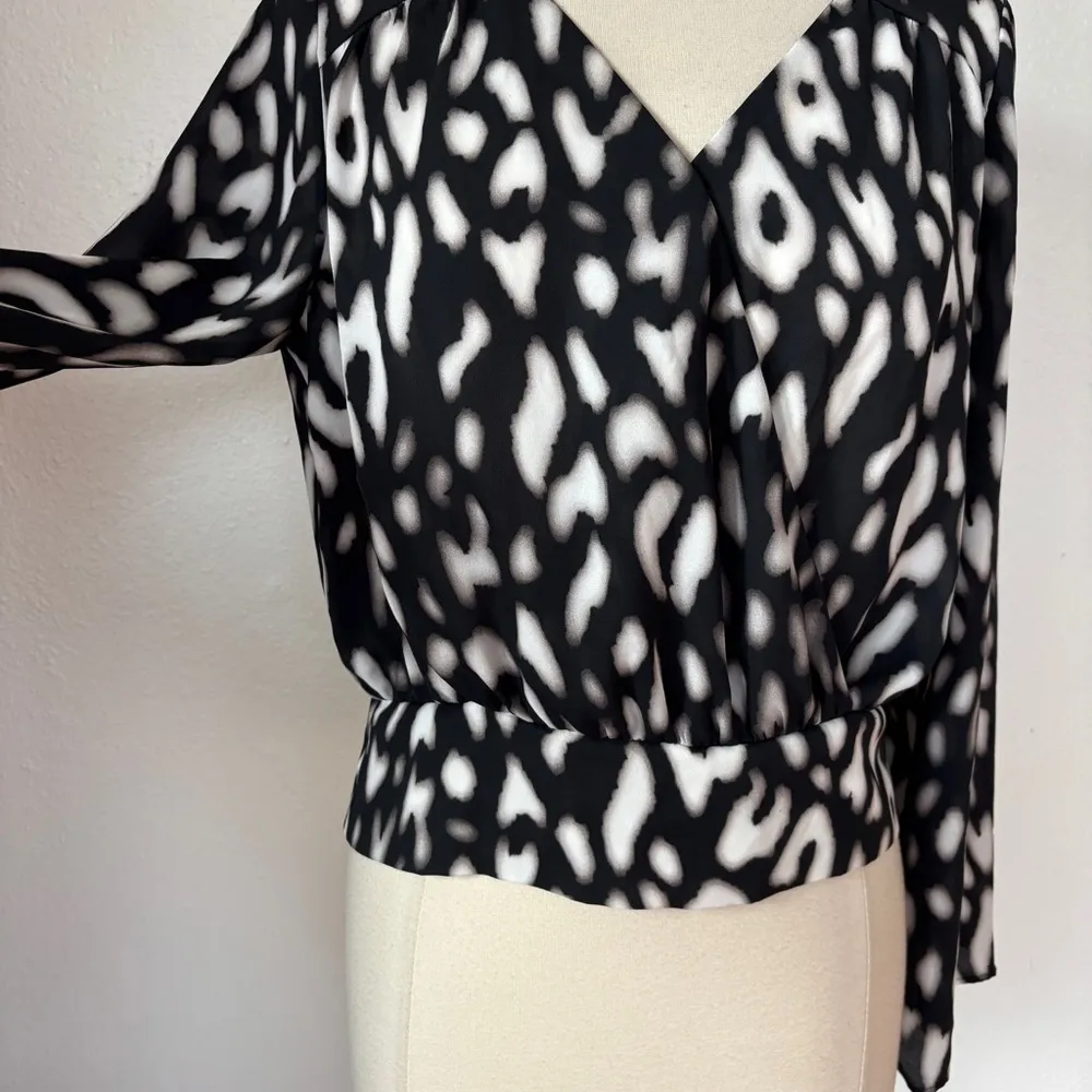 Black & White Abstract Long Sleeve V-Neck Blouse - Image 4