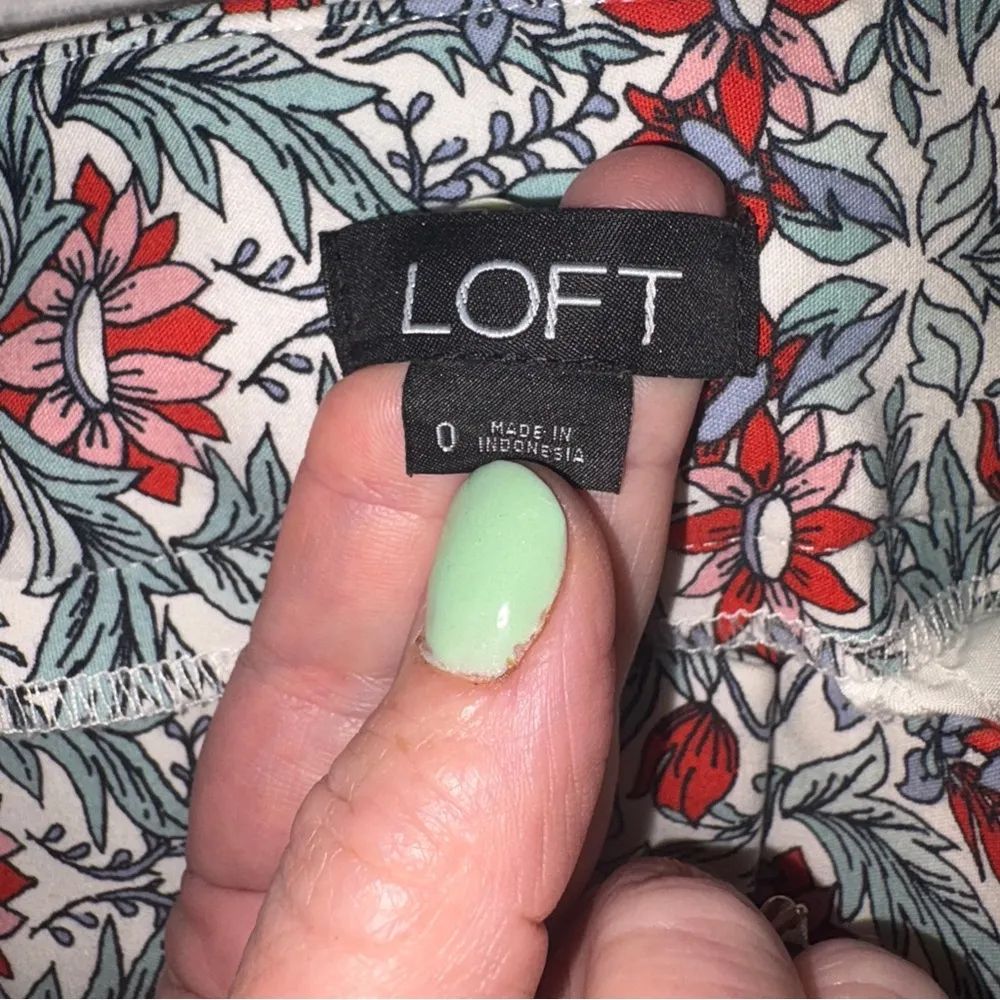 LOFT Floral Print Shorts with Red and Blue Accents Size 0 - Image 6