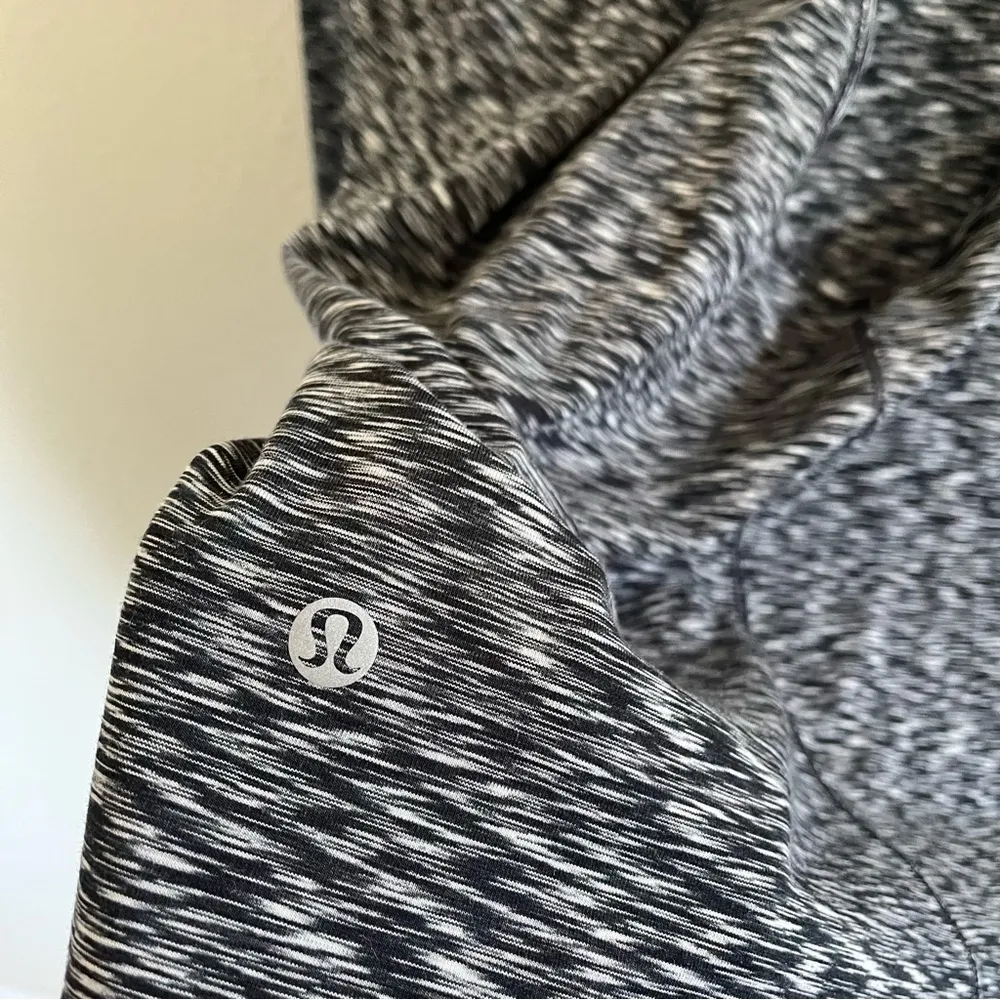 Lululemon Gray Cutout Back Long Sleeve Workout Active Top Womens Size 2 - Image 7