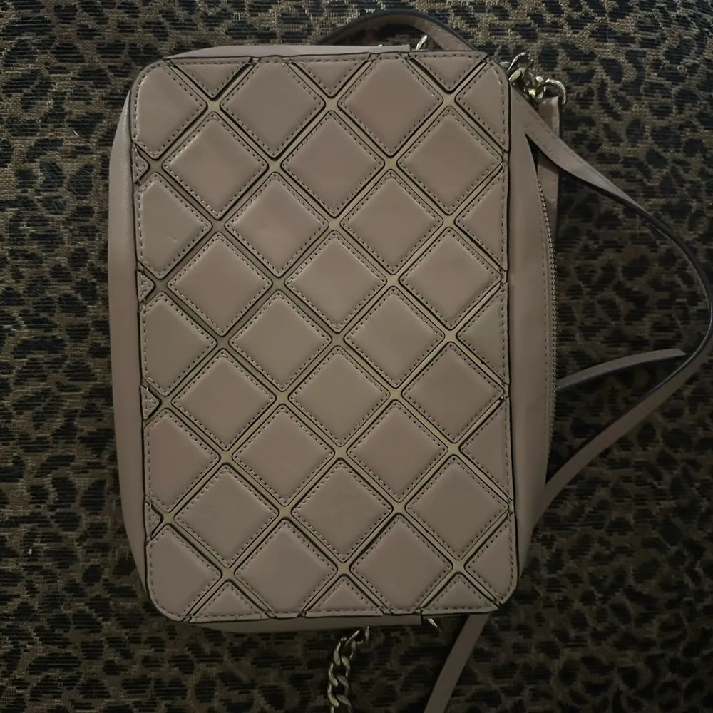 NWOT Michael Kors Jet Set Travel Large EW Diamond Quilted Crossbody Bag Oyster - Image 6