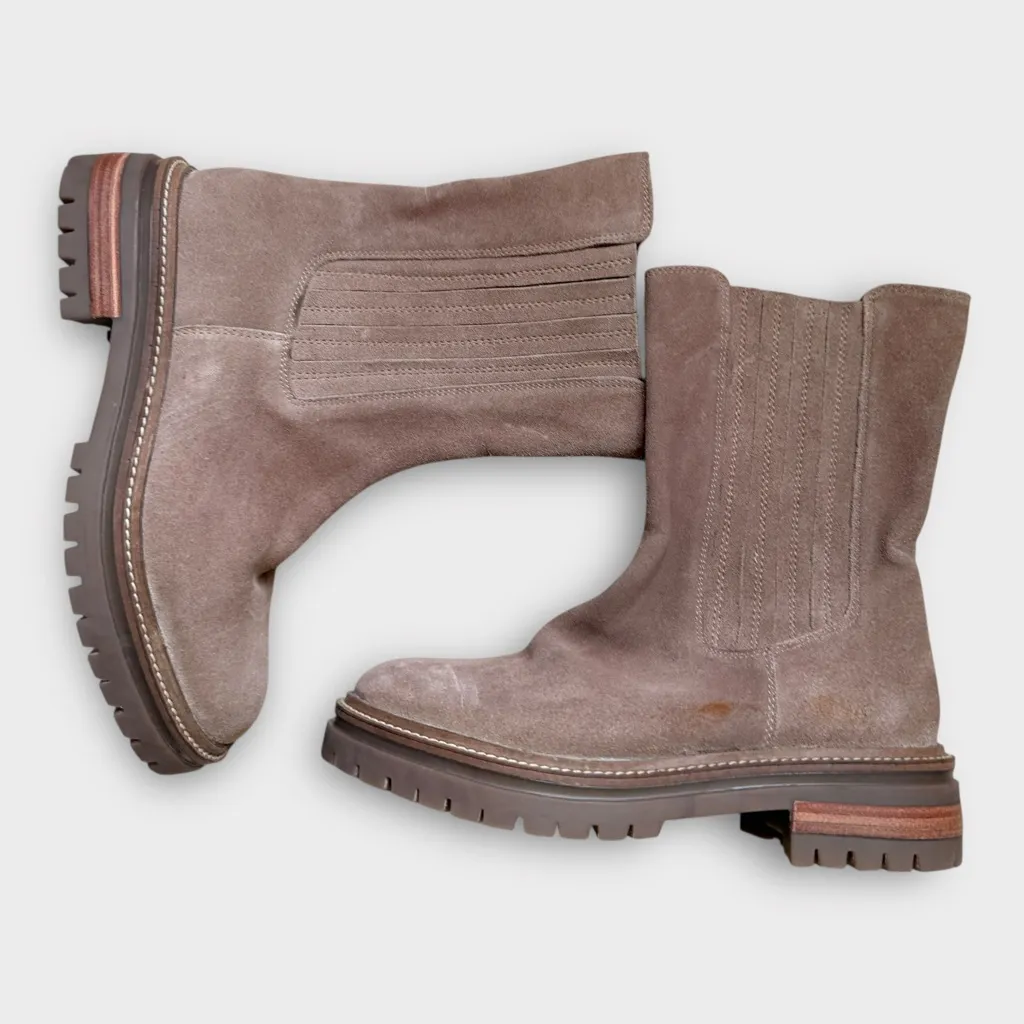 Seychelles “Cover Me Up” Chelsea Boot (Taupe Suede) – Size 7 NWOB - Image 4