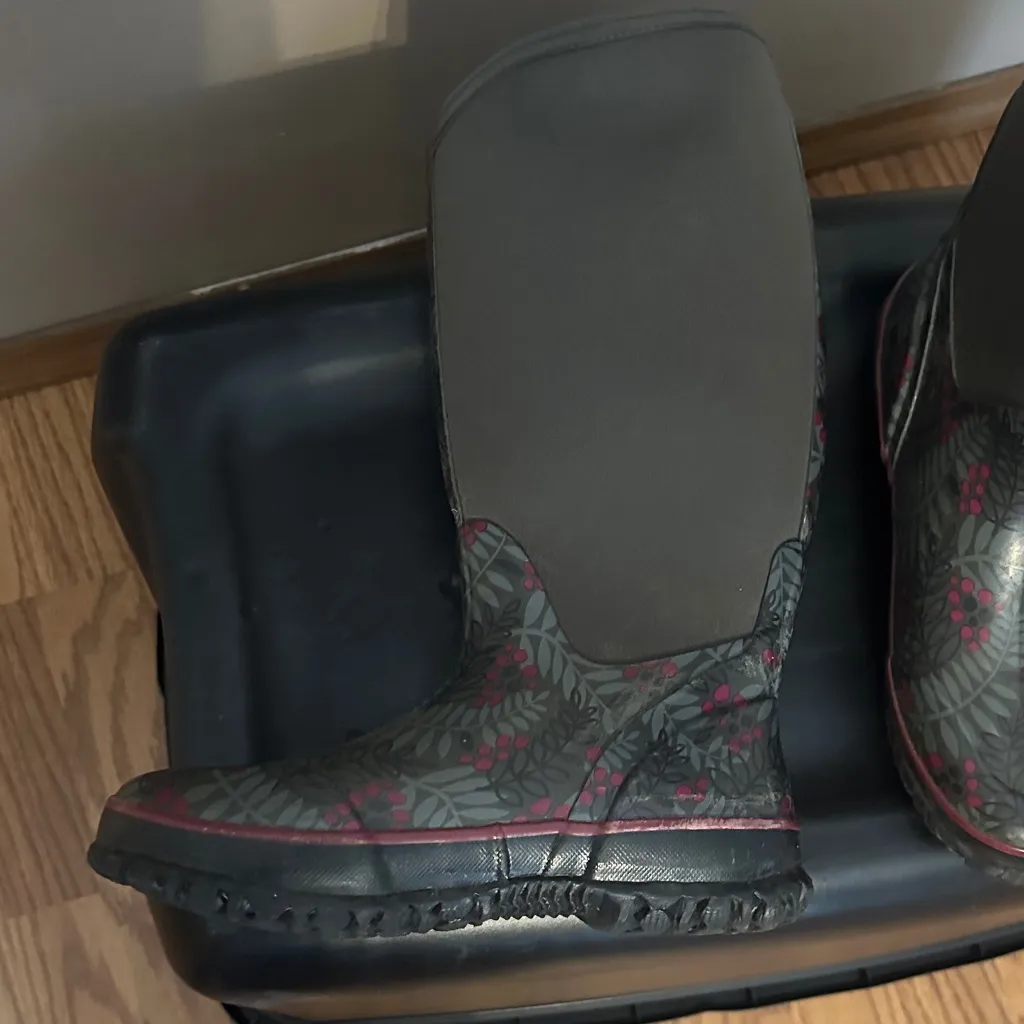 Bogs Women's Charcoal and Burgundy Winter Boots Gray Size 6 - Image 6