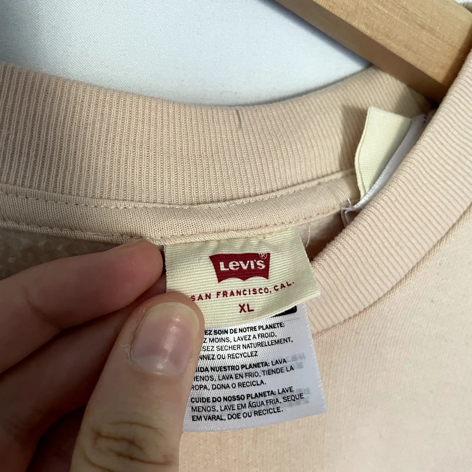 Levi's cream cropped crewneck sweater women's size XL casual warm top fleece - Image 4