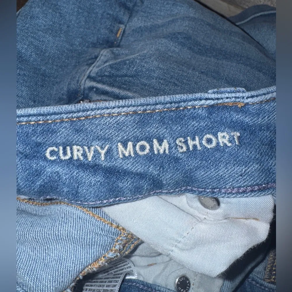 American Eagle- curvy mom short- size 4- light wash-stretch - Image 5