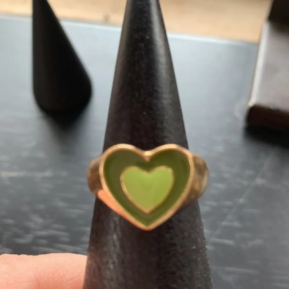 Set of 4 Green Heart Rings - Image 3
