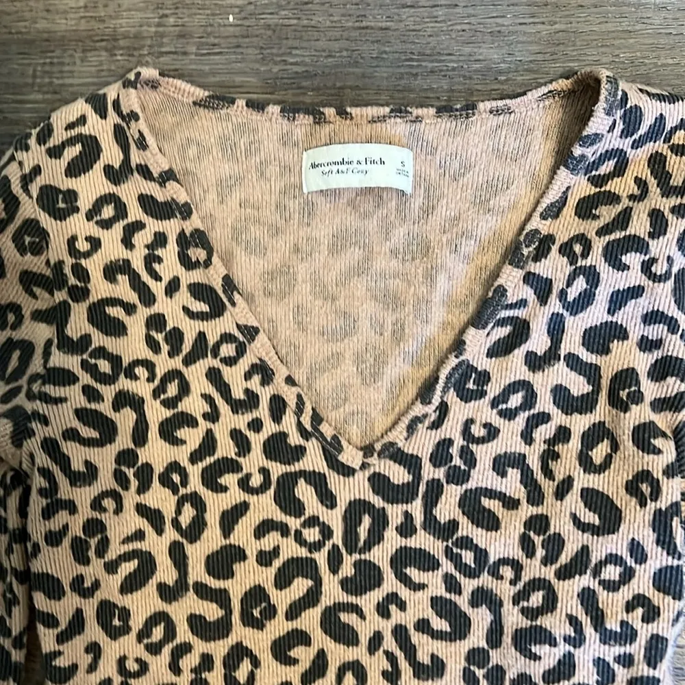 Abercrombie & Fitch Soft A & F Cozy  Leopard Print Long Sleeved Bodysuit Small - Image 3