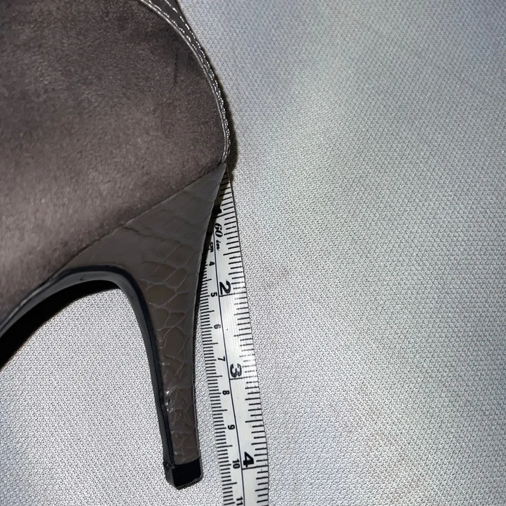 Grace knee high gray side zip heeled boots. Size 9M - Image 3