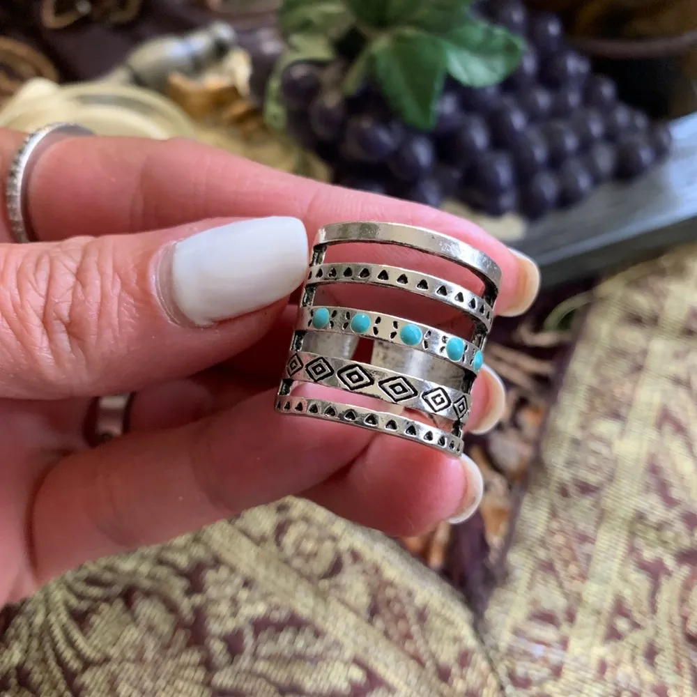 Beautiful silver plated 5 connected rings with blue stones - Image 7