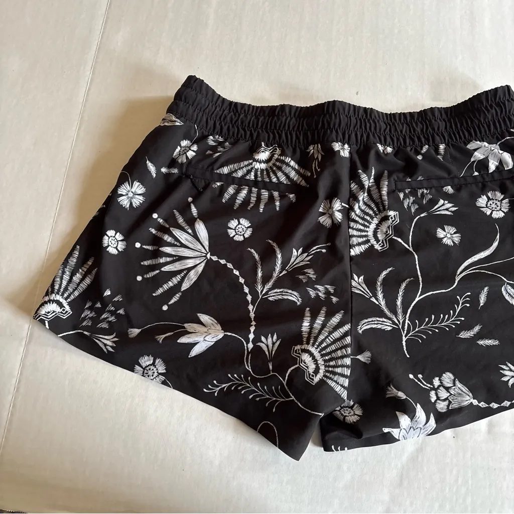 Athleta Women's Black and White Printed Baja Shorts Size 12 - Image 8