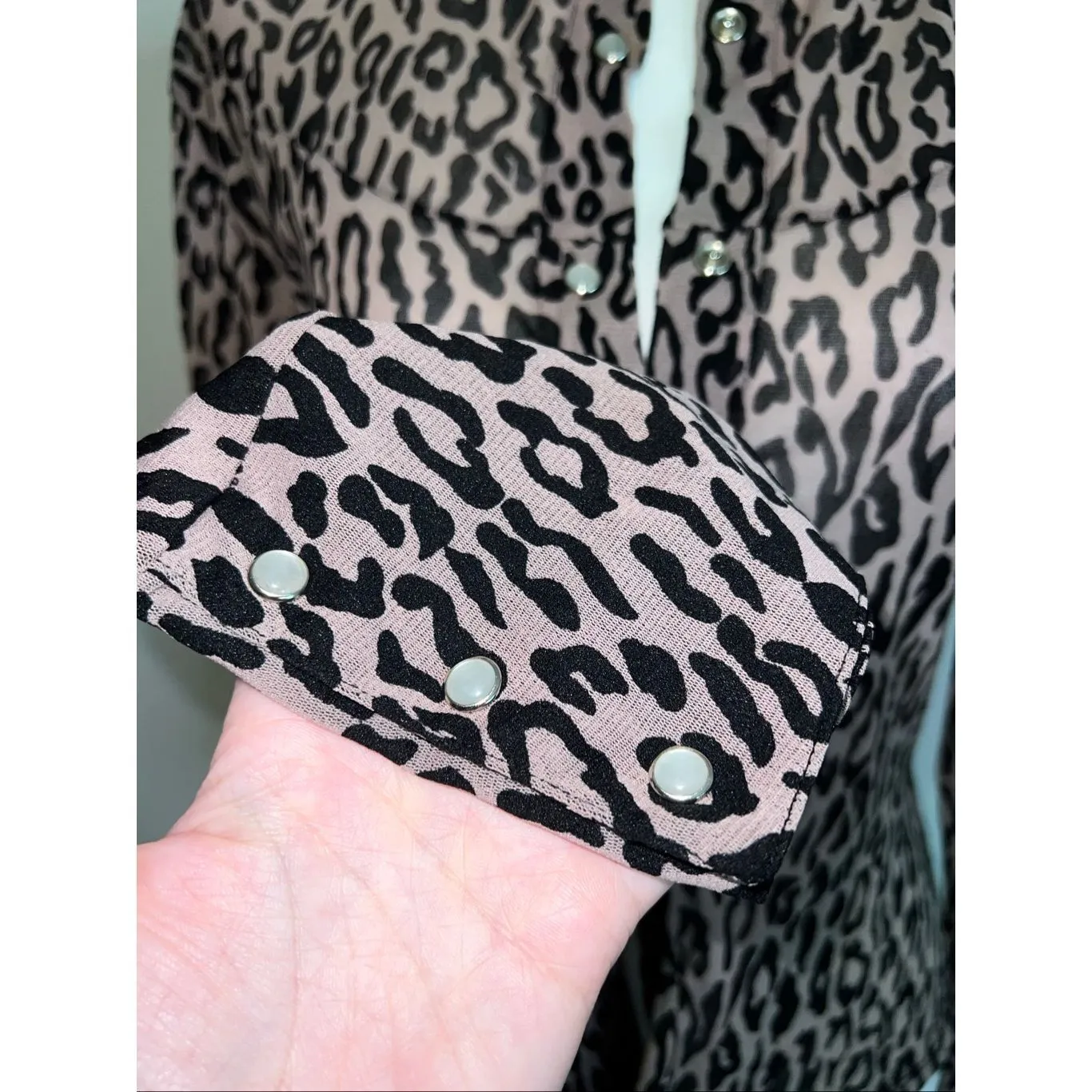 Women’s Mesh Y2K Leopard Animal Print Pearl Snaps LARGE - Image 5
