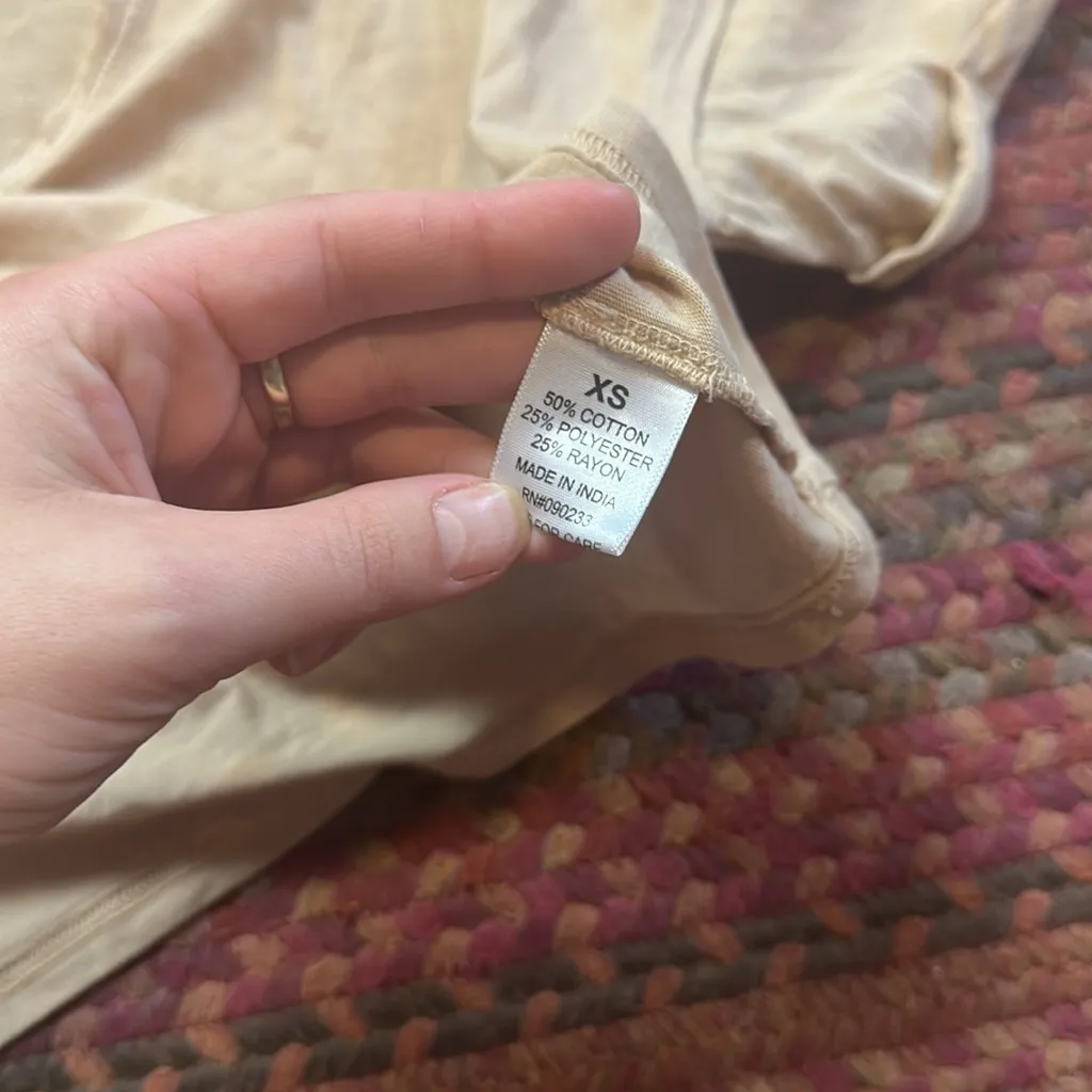 ME TO WE ESSENTIALS TAN V NECK CUT OUT CROP TEE - Image 4