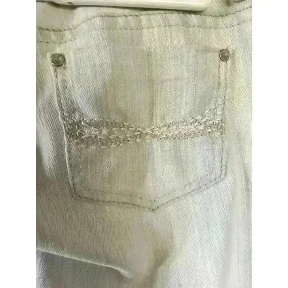 Almost Famous White Jeans with Eyelet Roll-up Hem, size 9 - Image 7