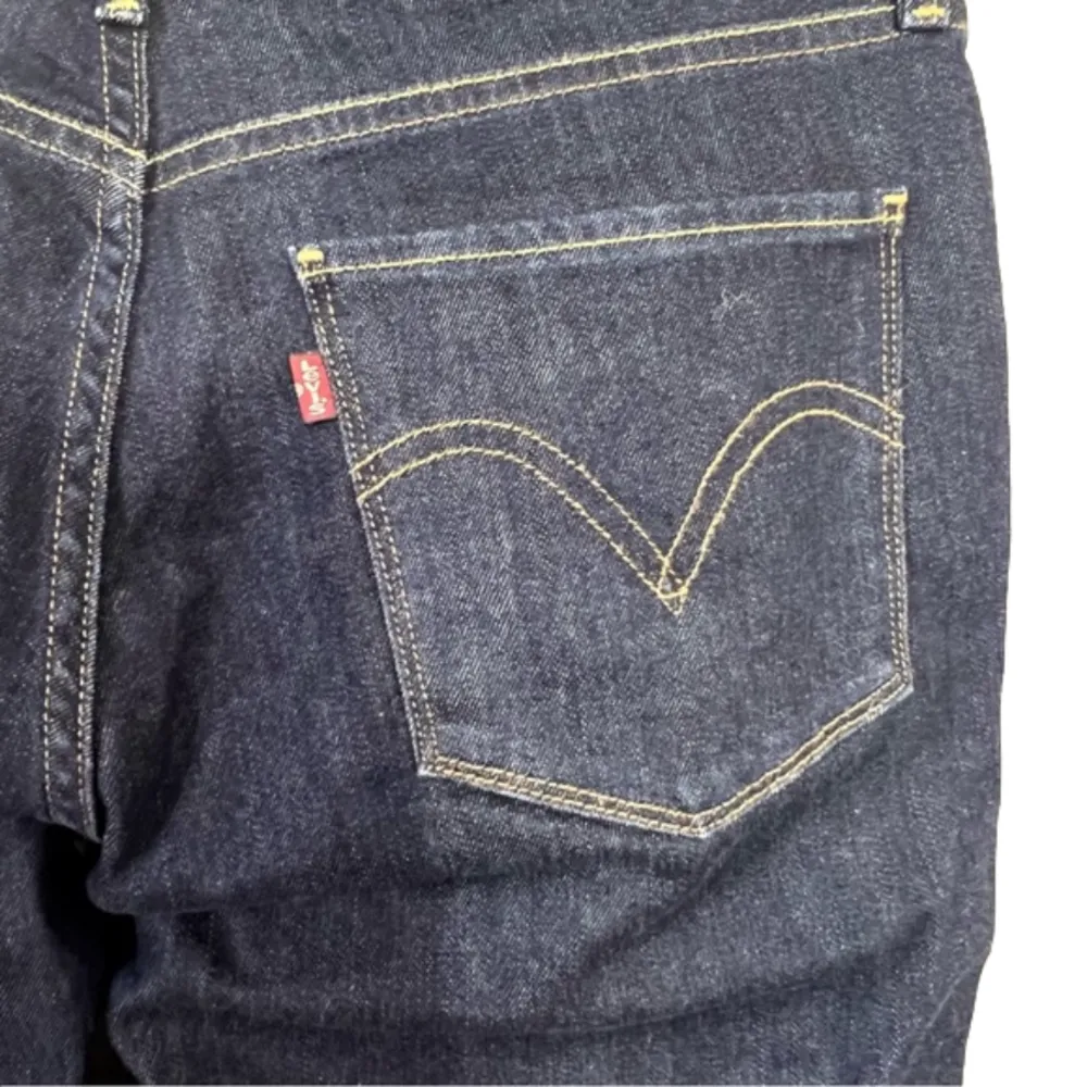 Levi's Cropped Jeans Dark Wash Mid Rise Size 6 Stretch Cuffed Women’s - Image 5