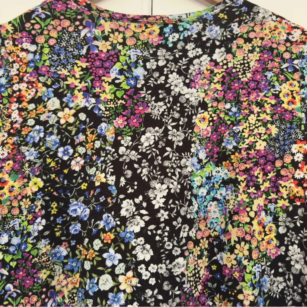 Karen Kane colorful/black and white floral top asymmetric hem tunic crew neck L - Image 4