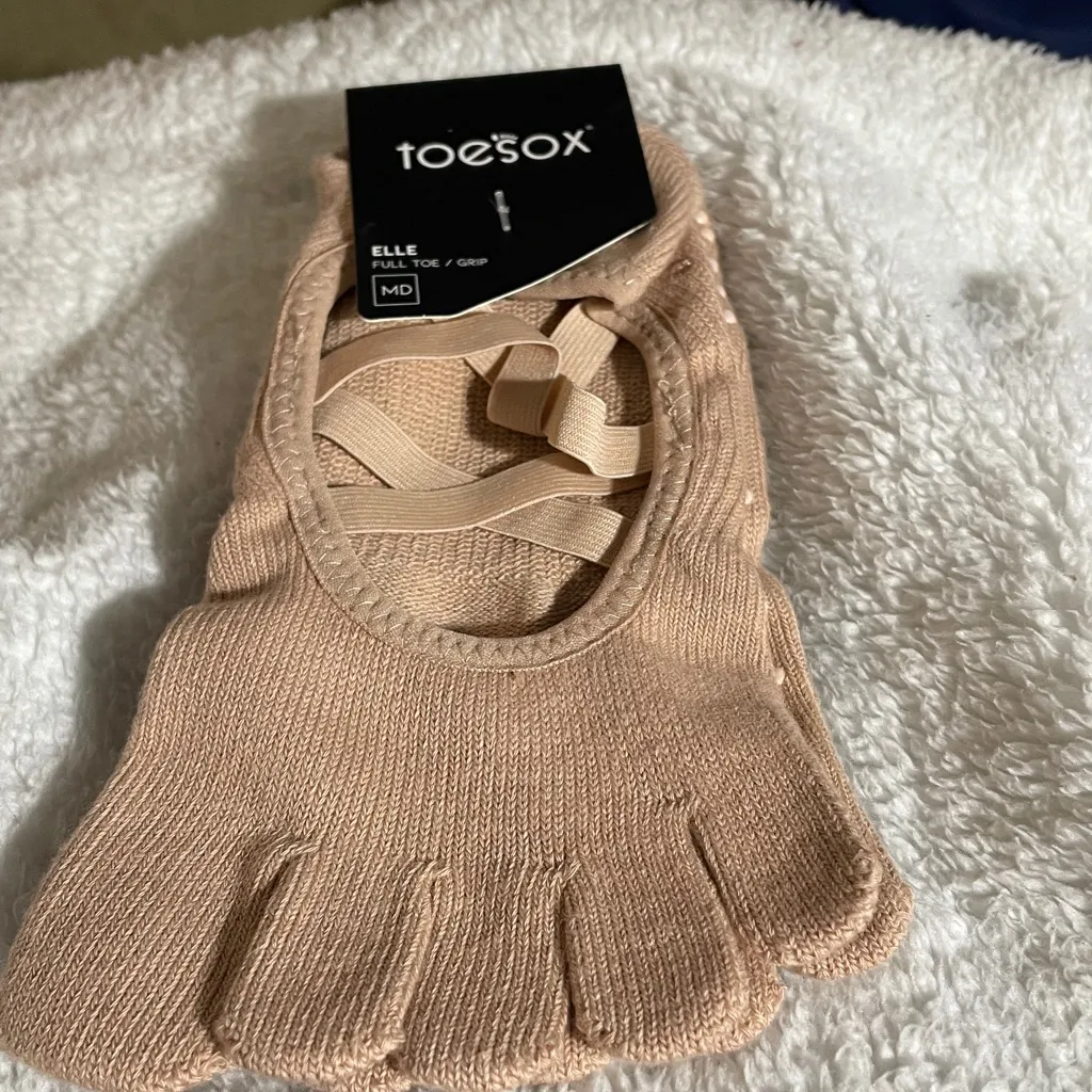 Toesox Elle Full Toe/Grip 5 Toe Design Non Slip Organic Cotton Nude Med NWT Tan - Image 2