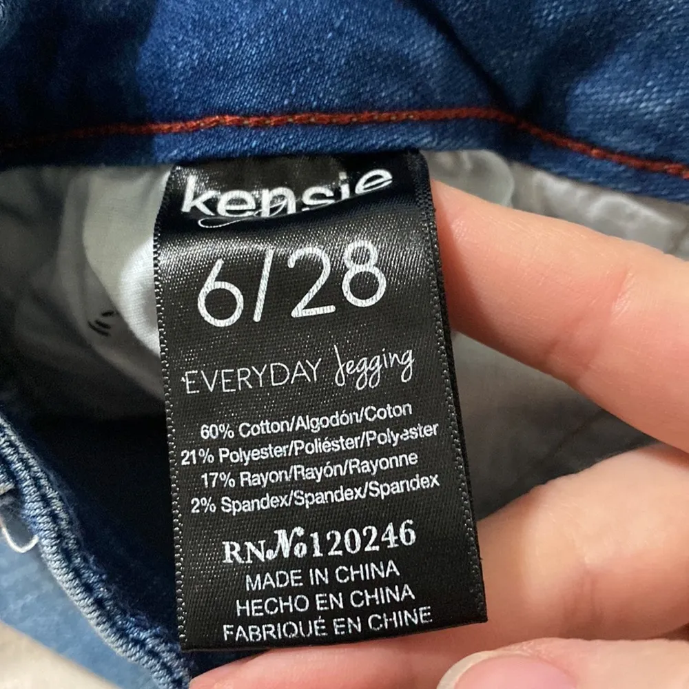 Kensie ankle length step hem medium wash jeans size 28 - Image 11