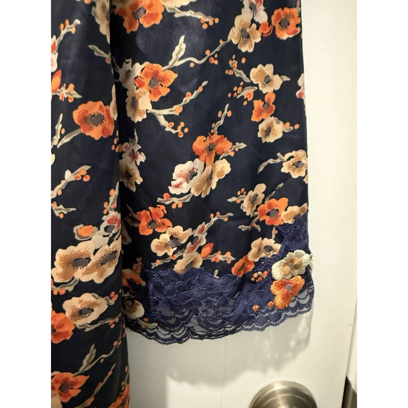 Natori Women's Blue Satin Kimono Robe w Lace Cuffs Belted Knee Length Small - Image 2