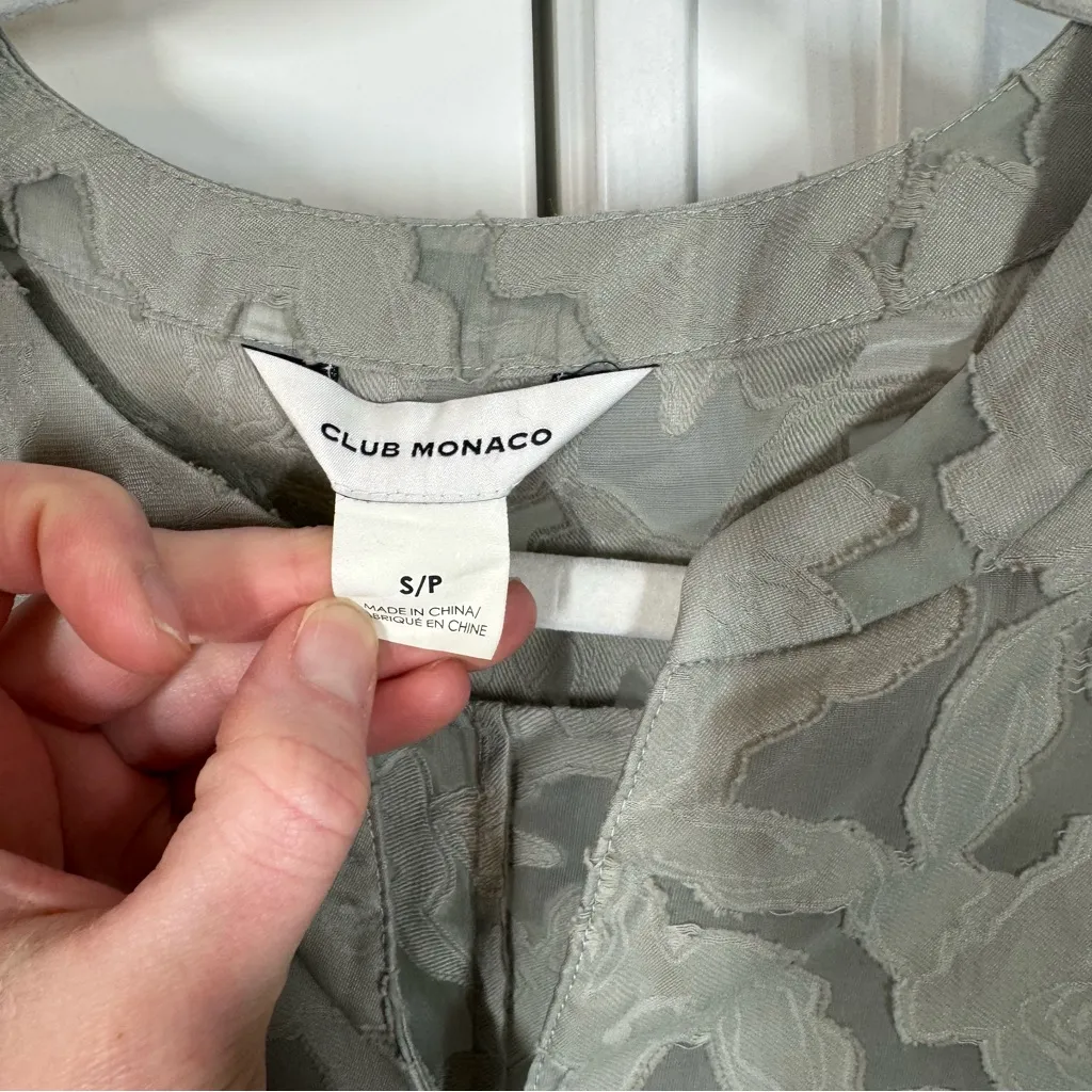 Club Monaco Sculptured Floral Fil Coupé boxy Top in Forest Fog size small office - Image 3