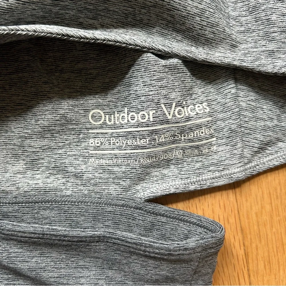 Outdoor Voices Colorblock Grey Slash Back Sports Bra /Crop Top Size Small - Image 9