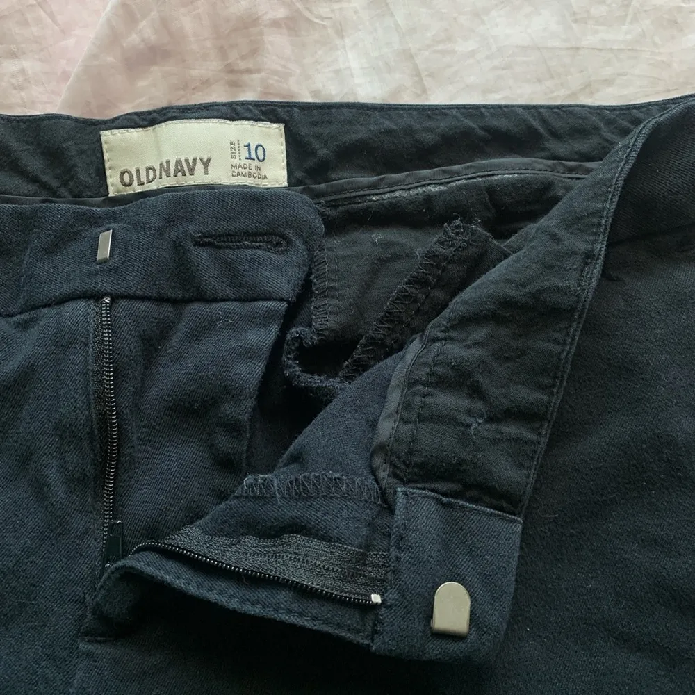 Old Navy casual shorts - Image 3