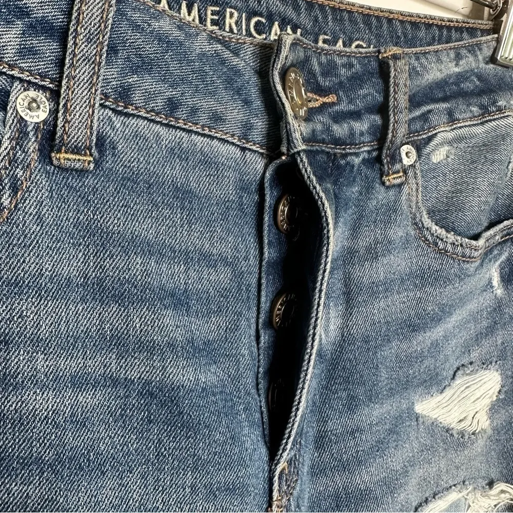 American Eagle Distressed Raw Hem Button Fly Tomgirl Jeans Size 2 - Image 3