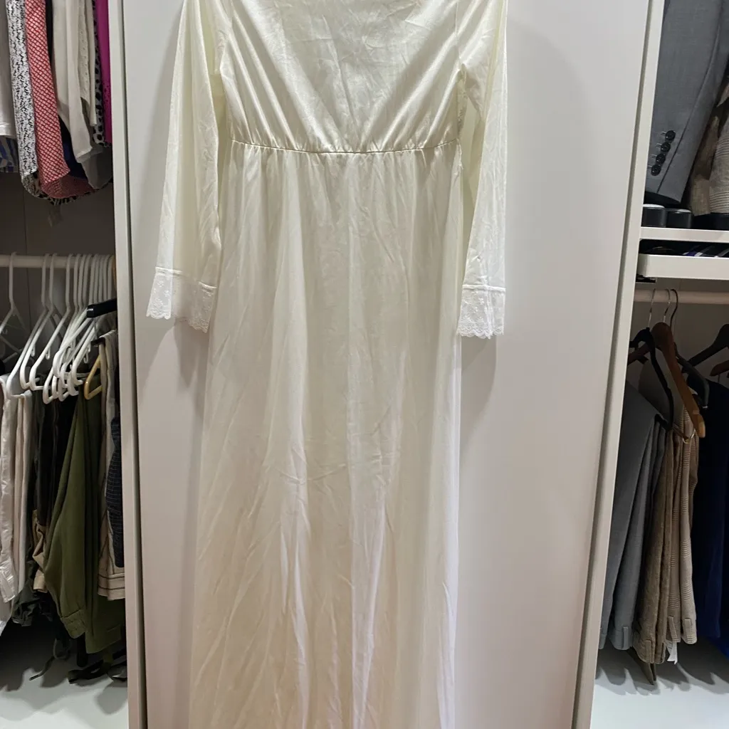 Elegant Ivory Lace - Image 2