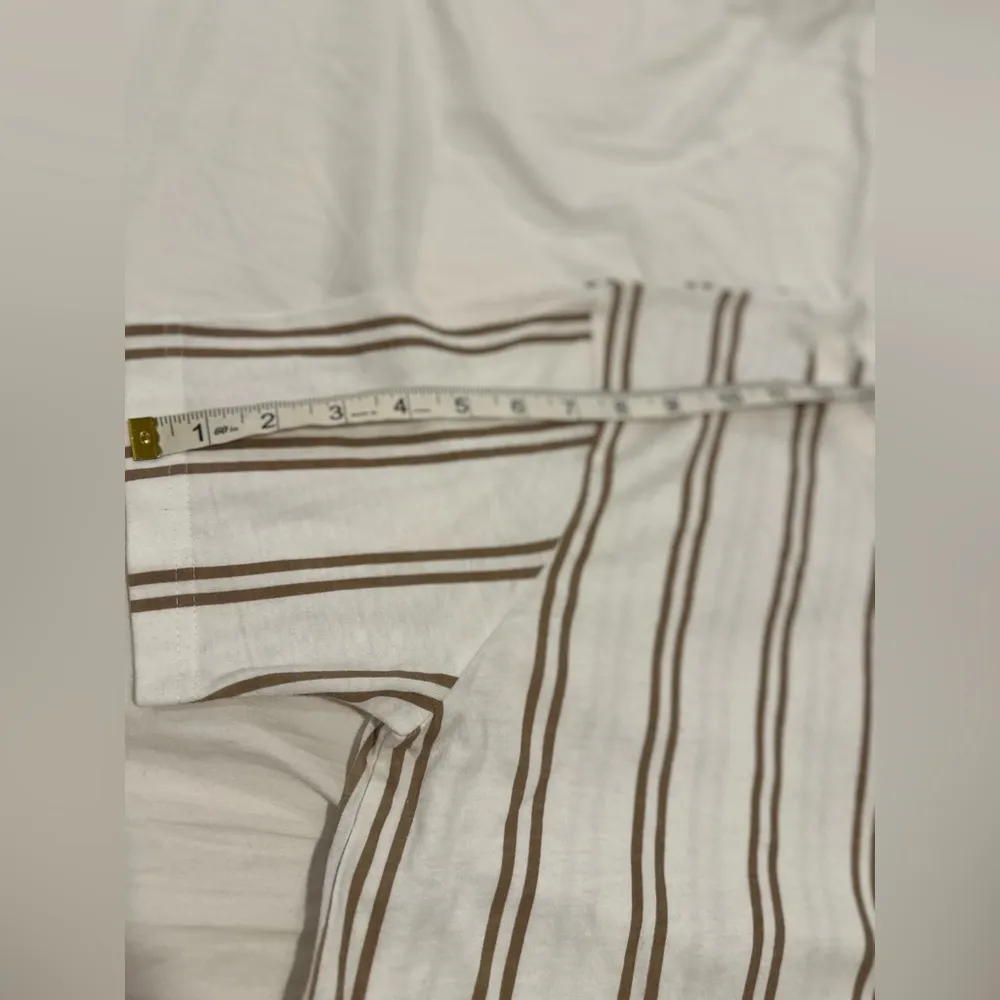 Denim Flower Ricky Singh Mens Sz: L White & Tan Vertical Striped Crew Neck Tee. - Image 5