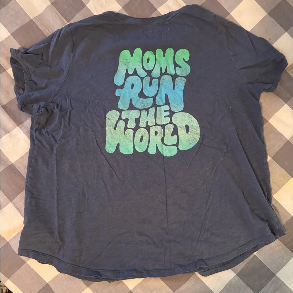 Old Navy Dark Gray Short Sleeve Tee with Graphic Design - Image 2