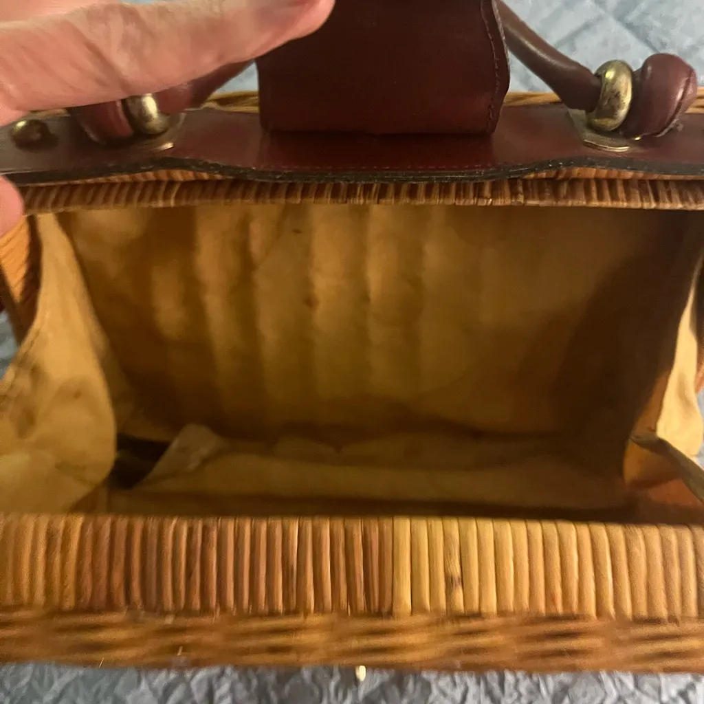 Etienne Aigner Vintage Iconic Wicker Hqndbag in Aigner signature burgundy - Image 8